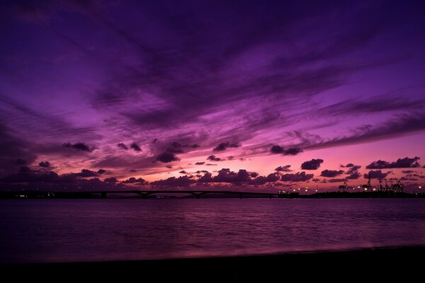 Coucher de soleil sur la mer lumières visibles