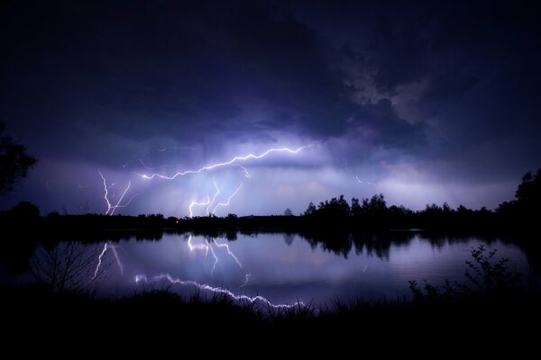 Cielo nocturno de tormenta sobre el lago