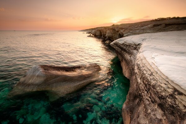 Puesta de sol naranja en las costas de Chipre