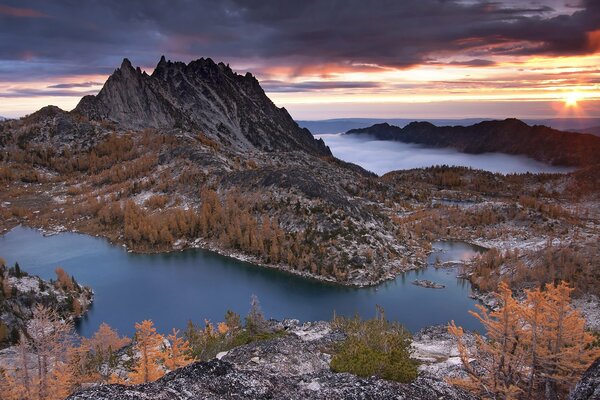 Naturaleza de montaña en el fondo de la puesta de sol