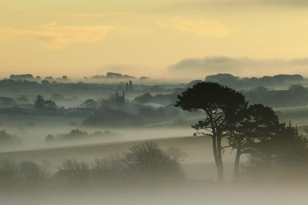 Una ciudad en la niebla de Inglaterra