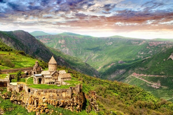 Ancienne forteresse dans les montagnes vertes