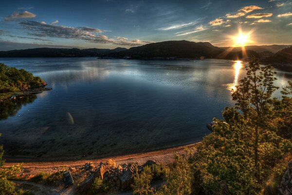 Foto atmosférica de la tarde del estanque en los rayos del atardecer