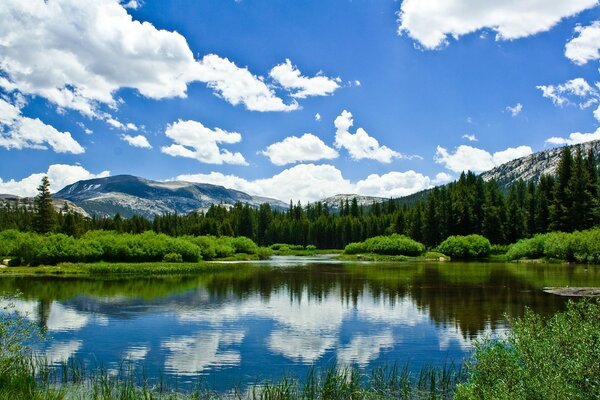 Lac à Dali pas de montagnes par une merveilleuse journée ensoleillée