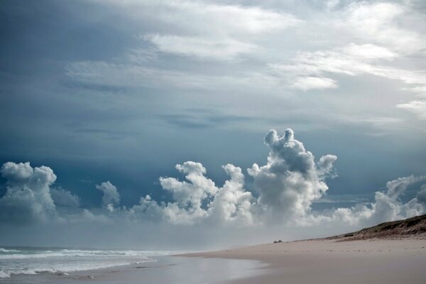 Playa del mar antes de la tormenta