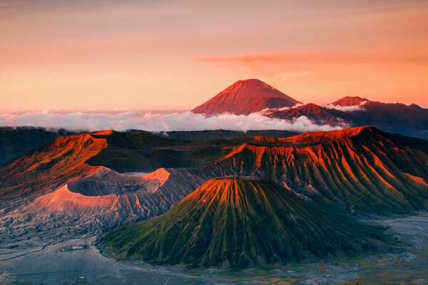 Indonésie volcan soleil se lève seulement