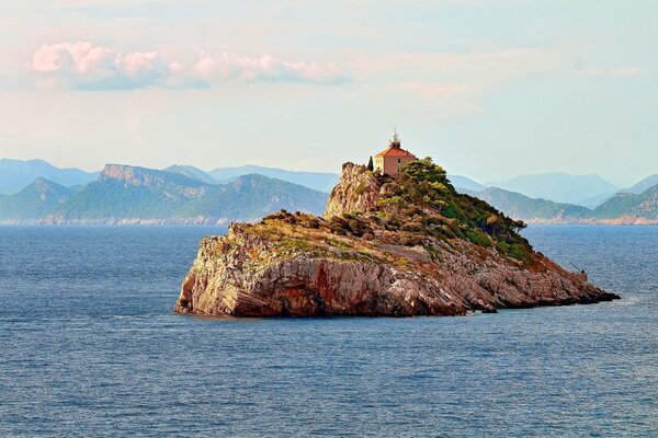 Isola solitaria tra l oceano bella foto con faro