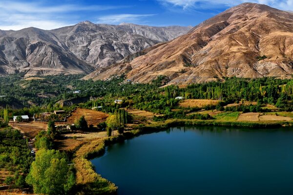 Iran, poranek nad jeziorem