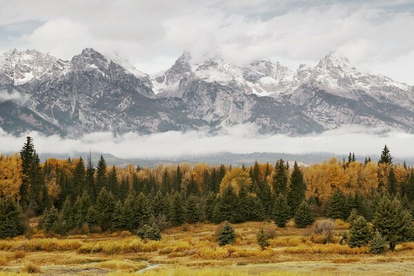 Paisaje otoñal de montañas blancas como la nieve