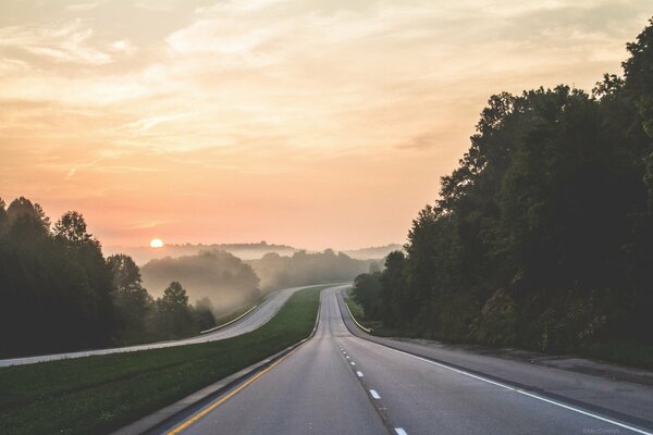 Mañana brumosa en la carretera