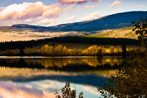 Río y montañas en verano. Juego de contrastes. Hermosa foto