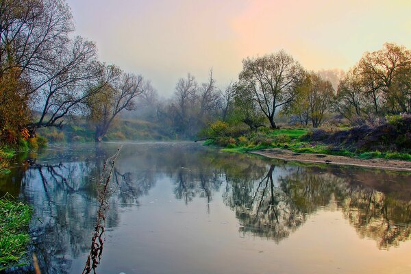 Ein kalter Fluss im Nebel