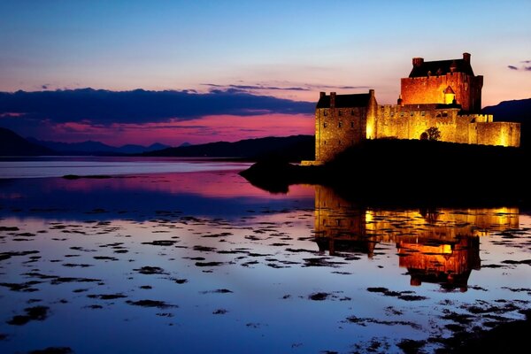 Schloss in Schottland vor dem Hintergrund des Abendhimmels