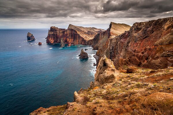 Величественные скалы, уходящие в море