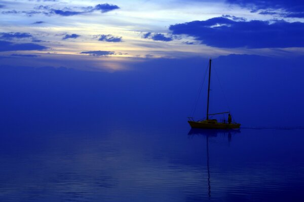 Paisaje barco en el mar por la noche