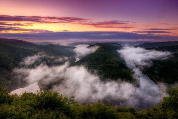 Vue depuis les collines verdoyantes et le coucher de soleil doré