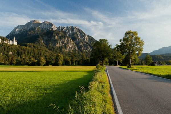 Malerische Straße zum Bergschloss