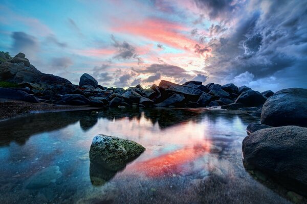 Pierres de paysage de nuit dans la mer