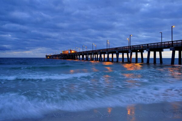 Blaue Wolken über dem Abendhimmel des Pier