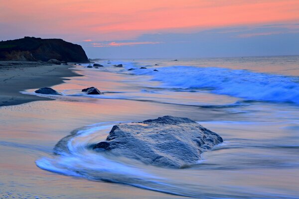 Meereswellen am Abendstrand