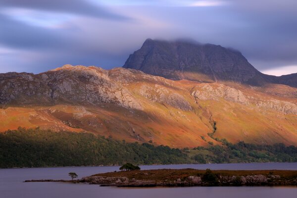 Sonnenuntergang über einem See und Bergen in Großbritannien