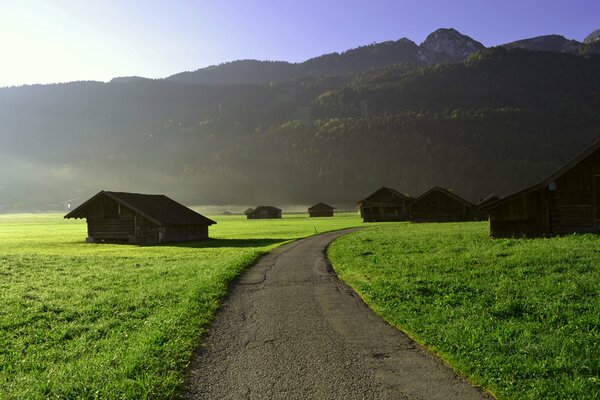 Camino a las montañas a través de llanuras y casas