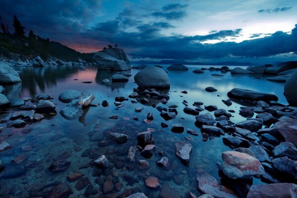 Lago nocturno lleno de piedras