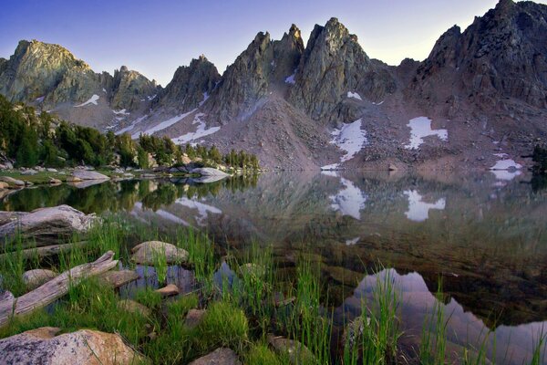 Montagnes avec verdure près du lac et de l herbe