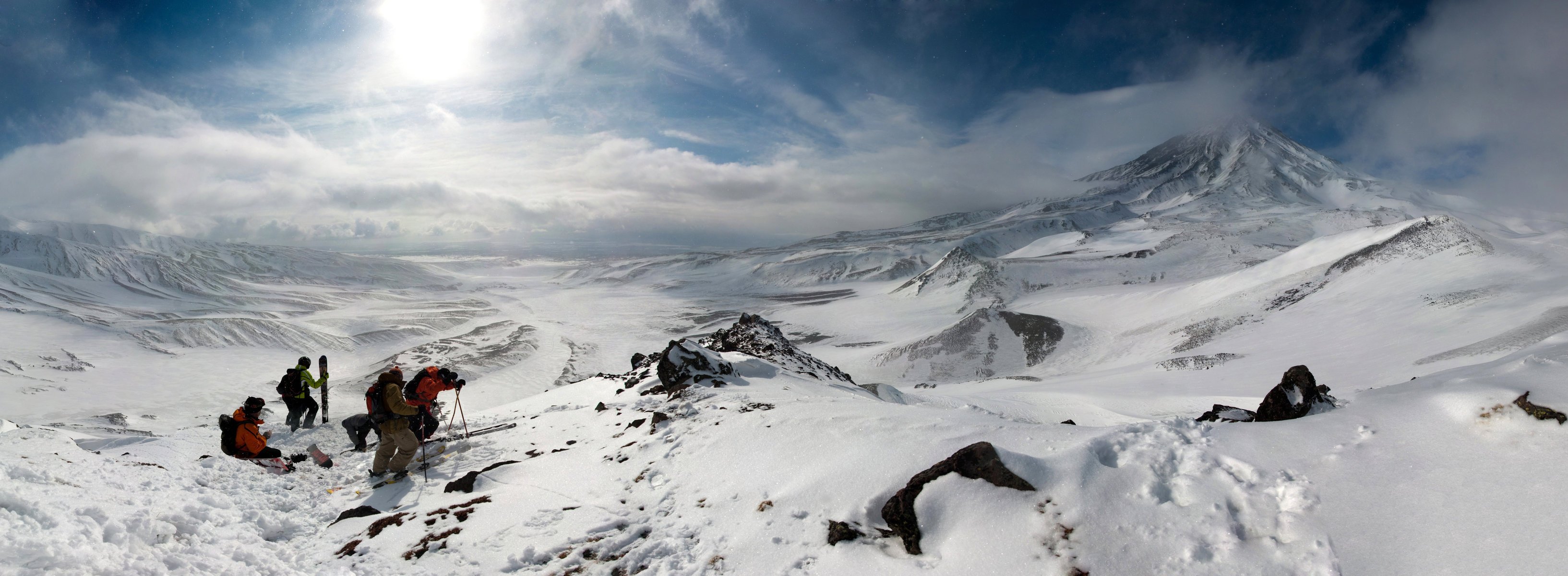 paisaje montañas esquiadores snowboarders panorama recreación deportes sol nubes nieve descenso naturaleza gran tamaño fondo de pantalla