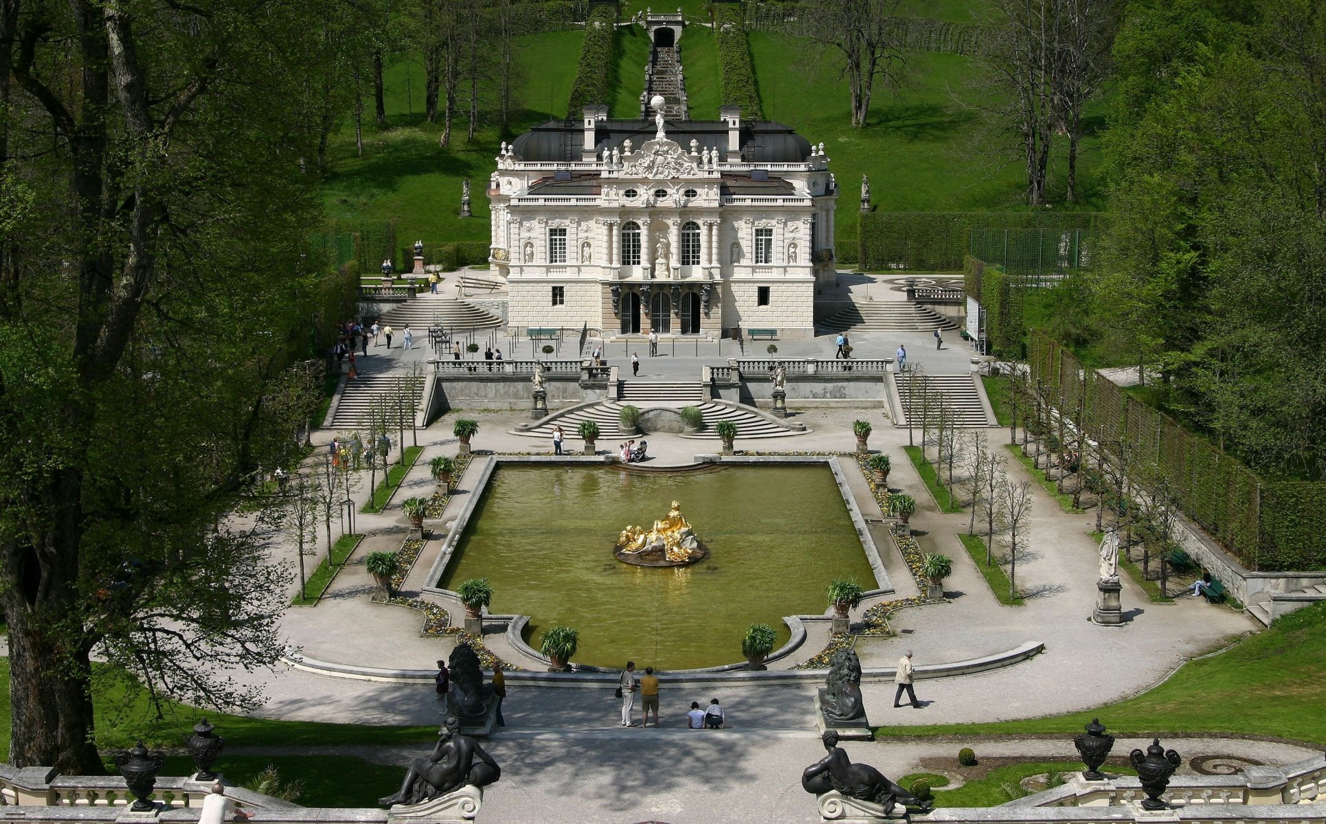 zamek linderhof bawaria niemcy zamek zamki fontanna rzeźby złoto park drzewa