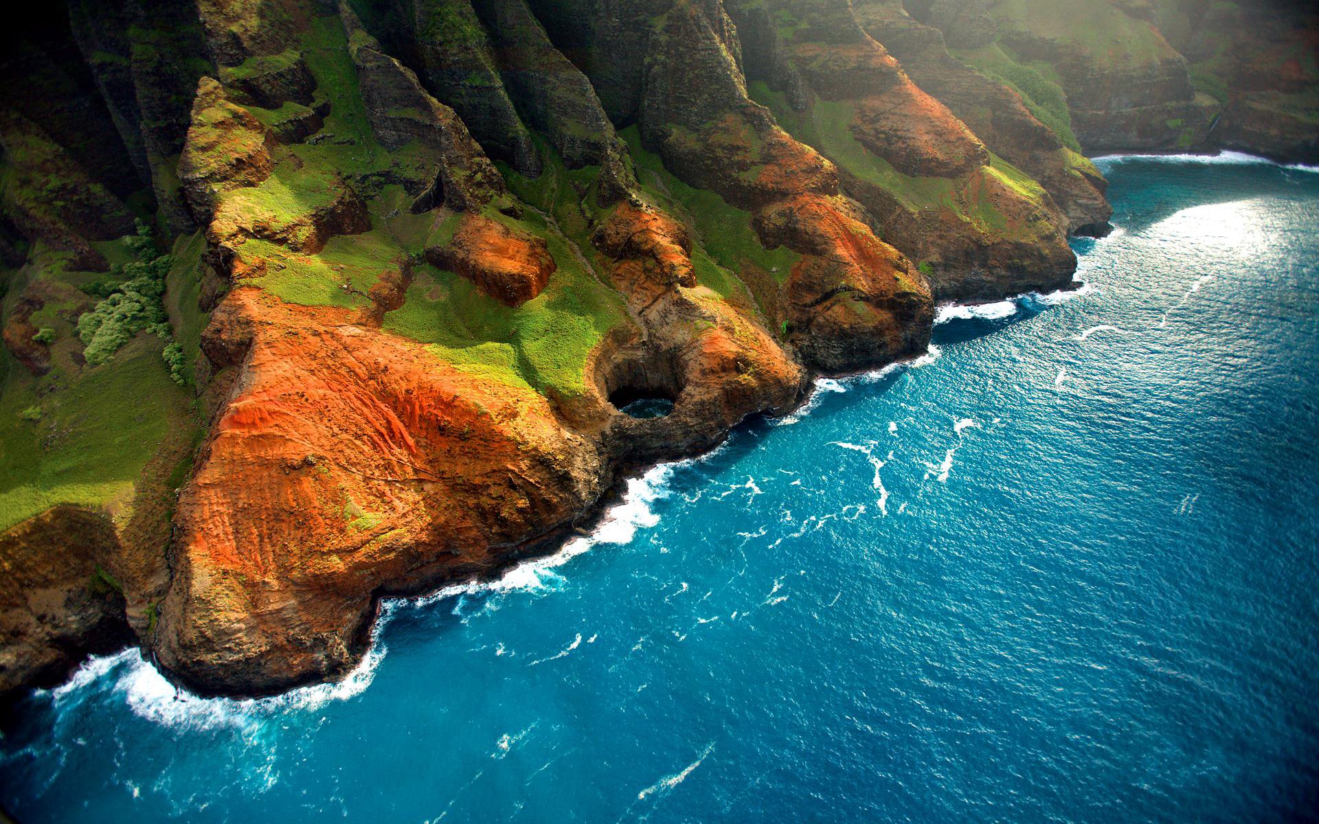 natura paesaggio mare acqua onde rocce riva verde erba luce altitudine rocce 1920x1200