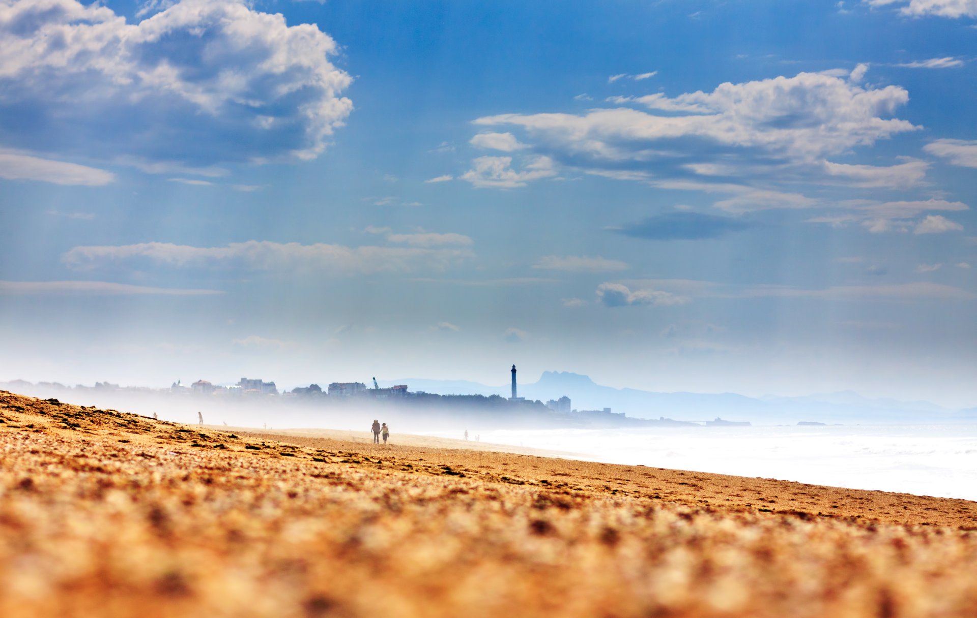 plage côte sable brume mer phare ciel nuages france