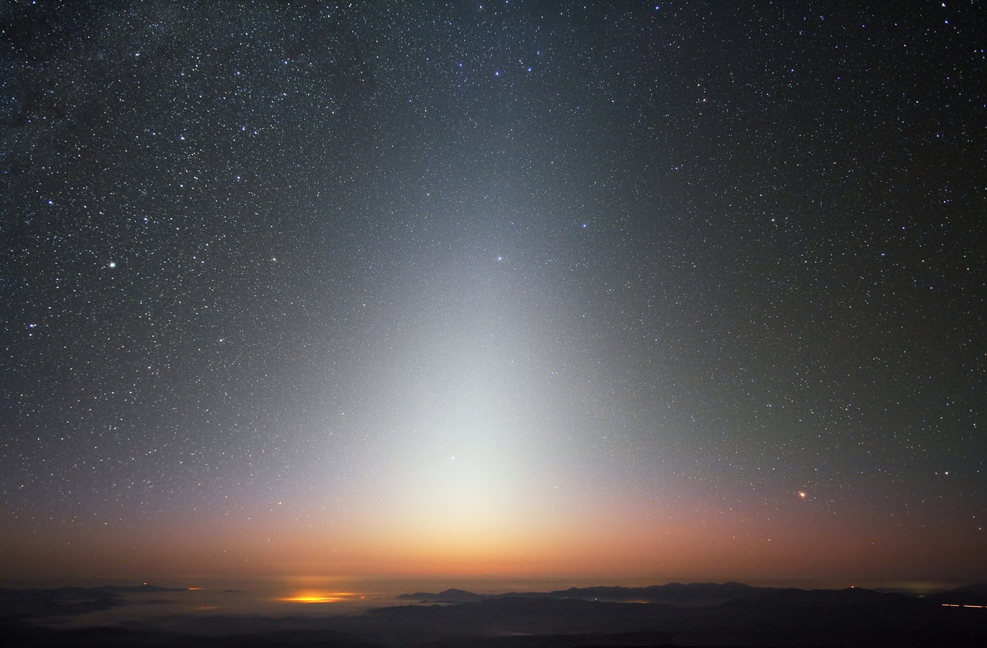 zodiaco luz cielo estrellas ciudad luces montañas niebla