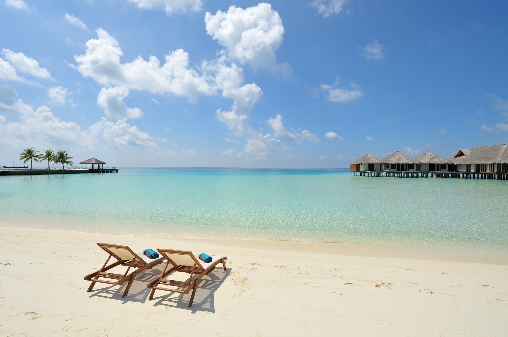 maldives seychelles île sable blanc chaises longues