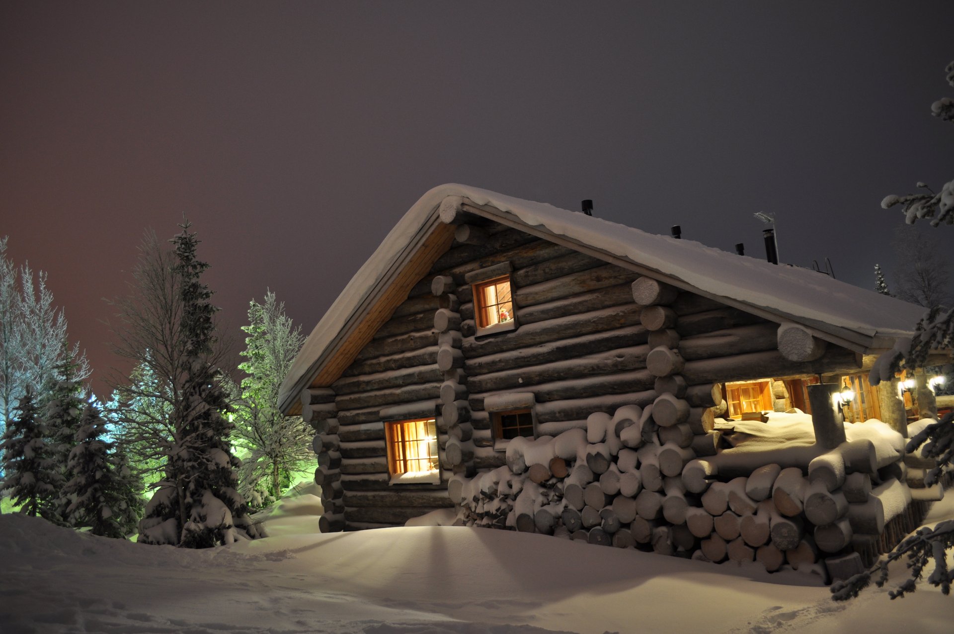 winter schnee drifts blockhaus haus datscha brennholz nacht fichte