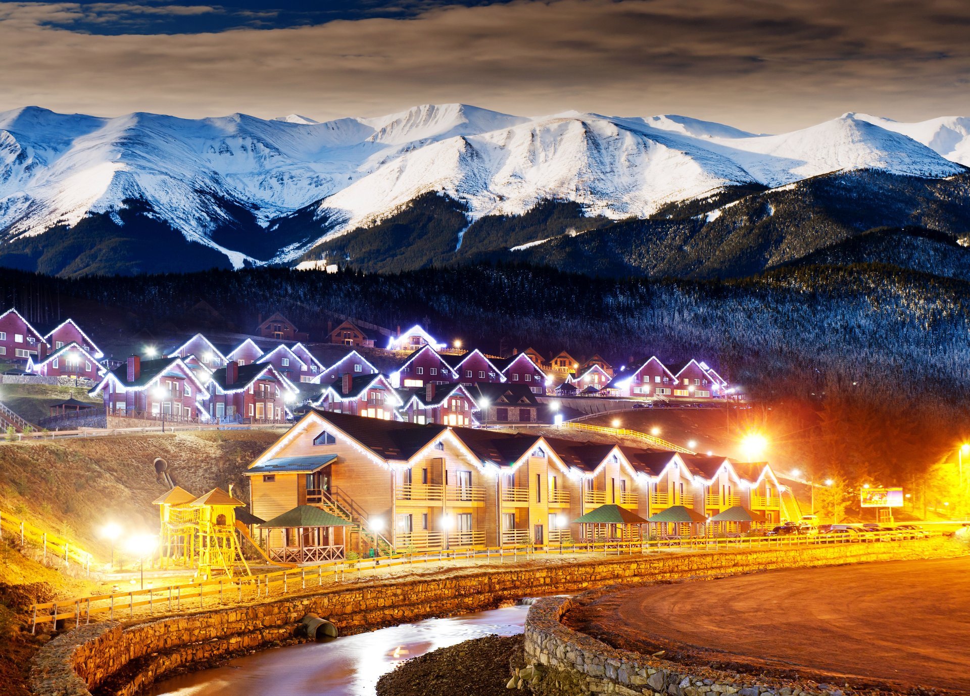 campo invierno tierras altas invierno pueblo noche casas luces bosque cubierto de nieve montañas nubes