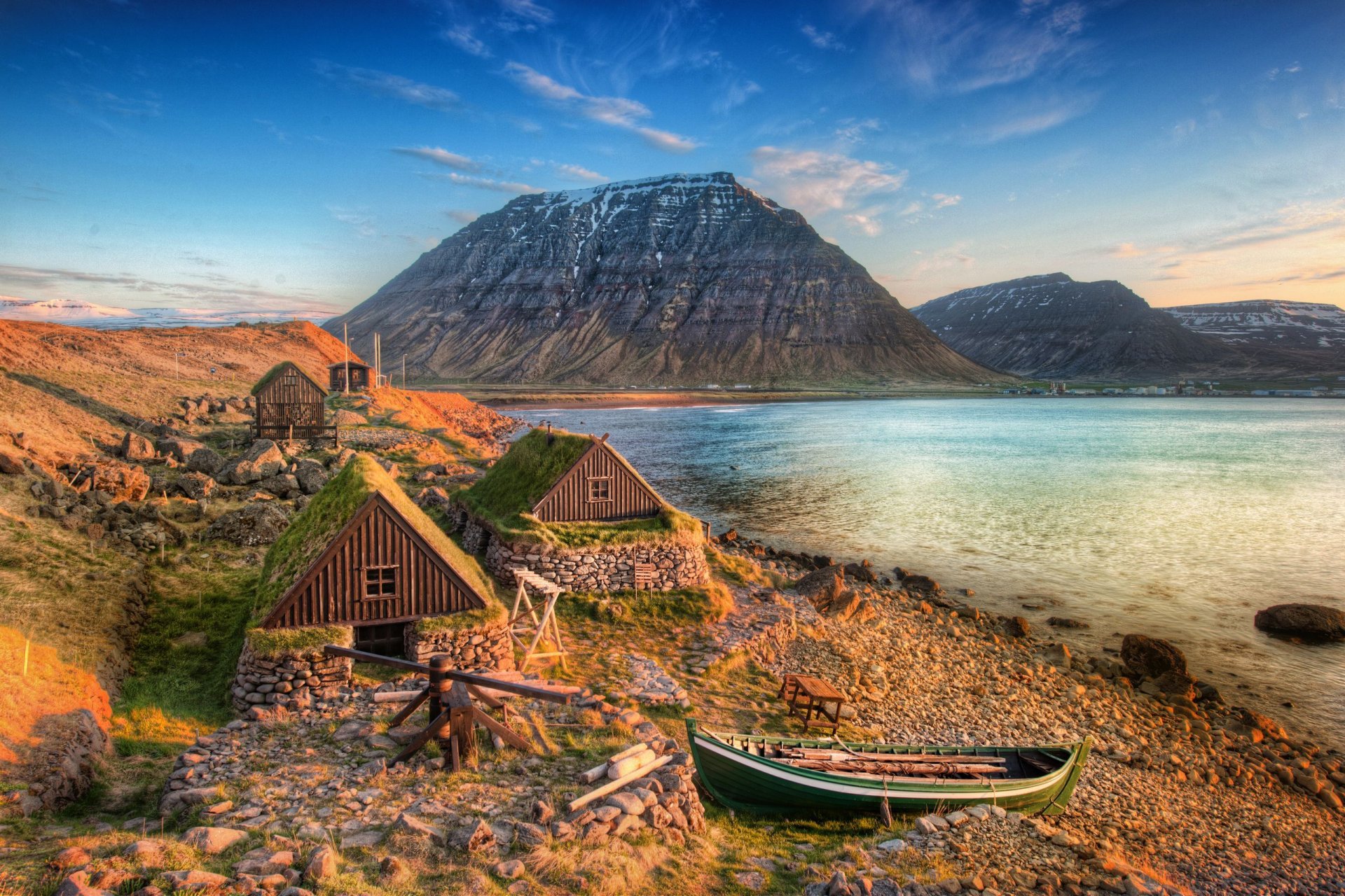 isafjordur island berge boot meer küste