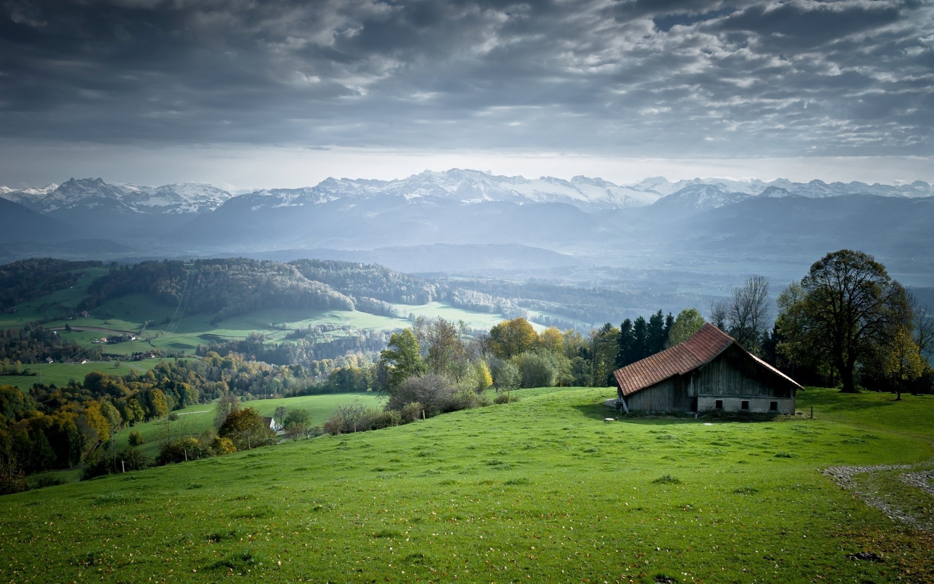 montagnes vallée collines herbe clairière pré prairies maison paysage arbres forêt horizon ciel nuages photo nature