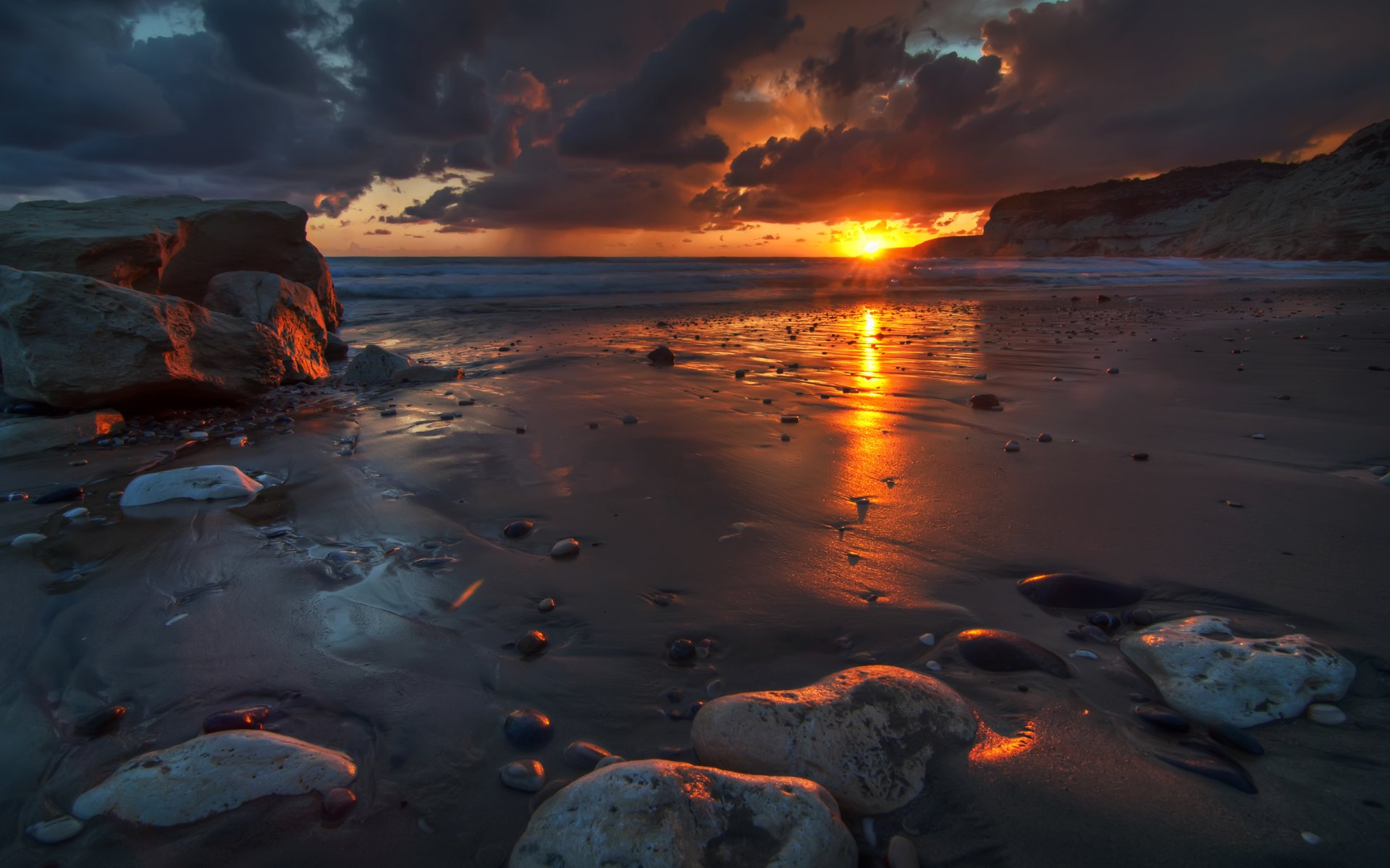 paisaje naturaleza amanecer amanecer sol cielo nubes pinturas océano agua olas costa arena piedras reflexión puesta de sol colores rocas 2560x1600