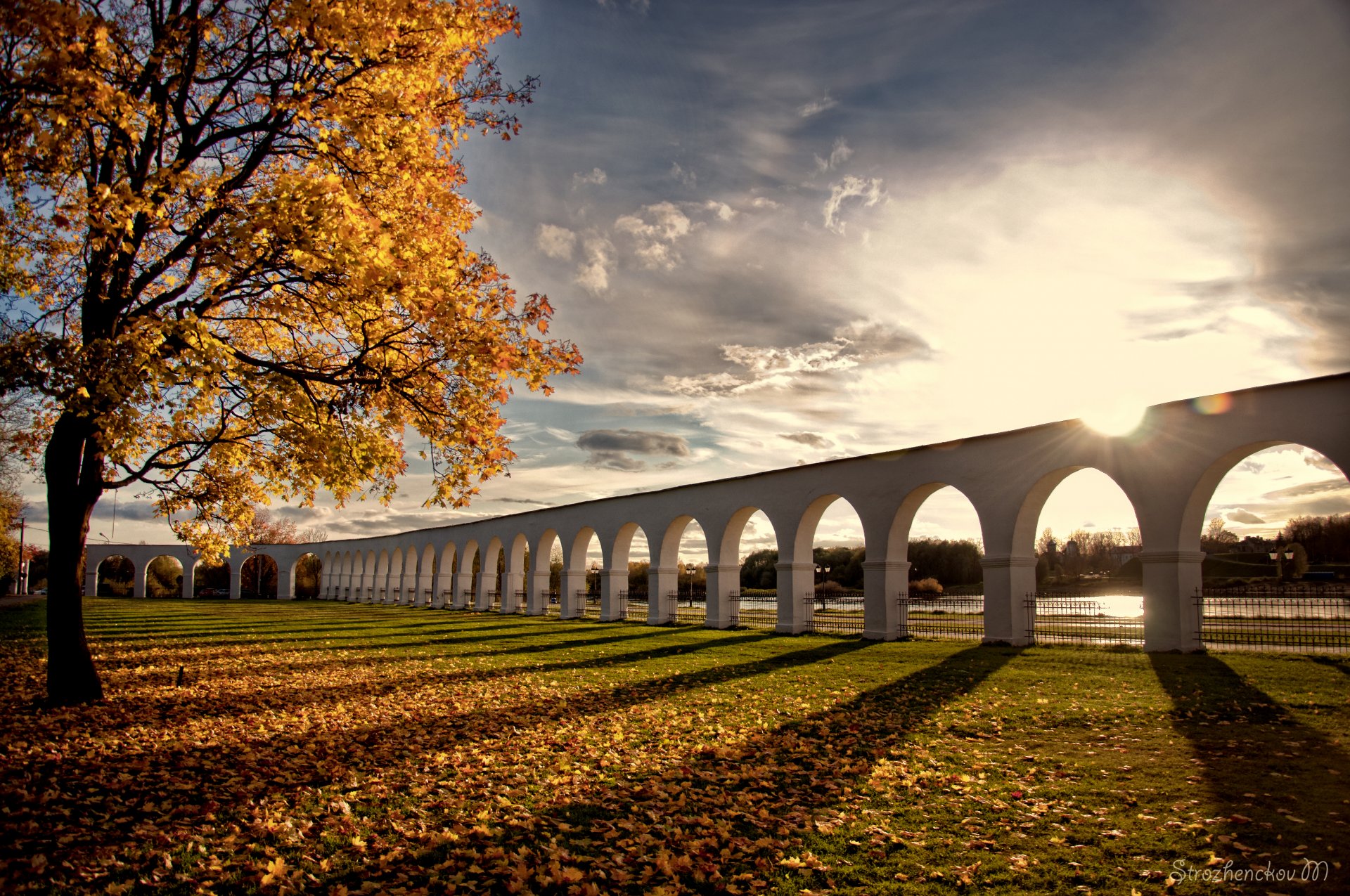 velikij novgorod yaroslavovo dvorishte arcade gostiny dvor autunno foglie russia albero sole patria centri commerciali città antica santa barbara sfondi