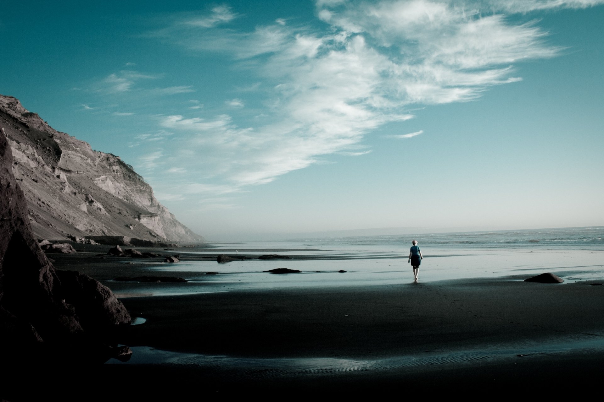 ufer strand sand felsen ozean himmel wolken mädchen einsamkeit stimmung