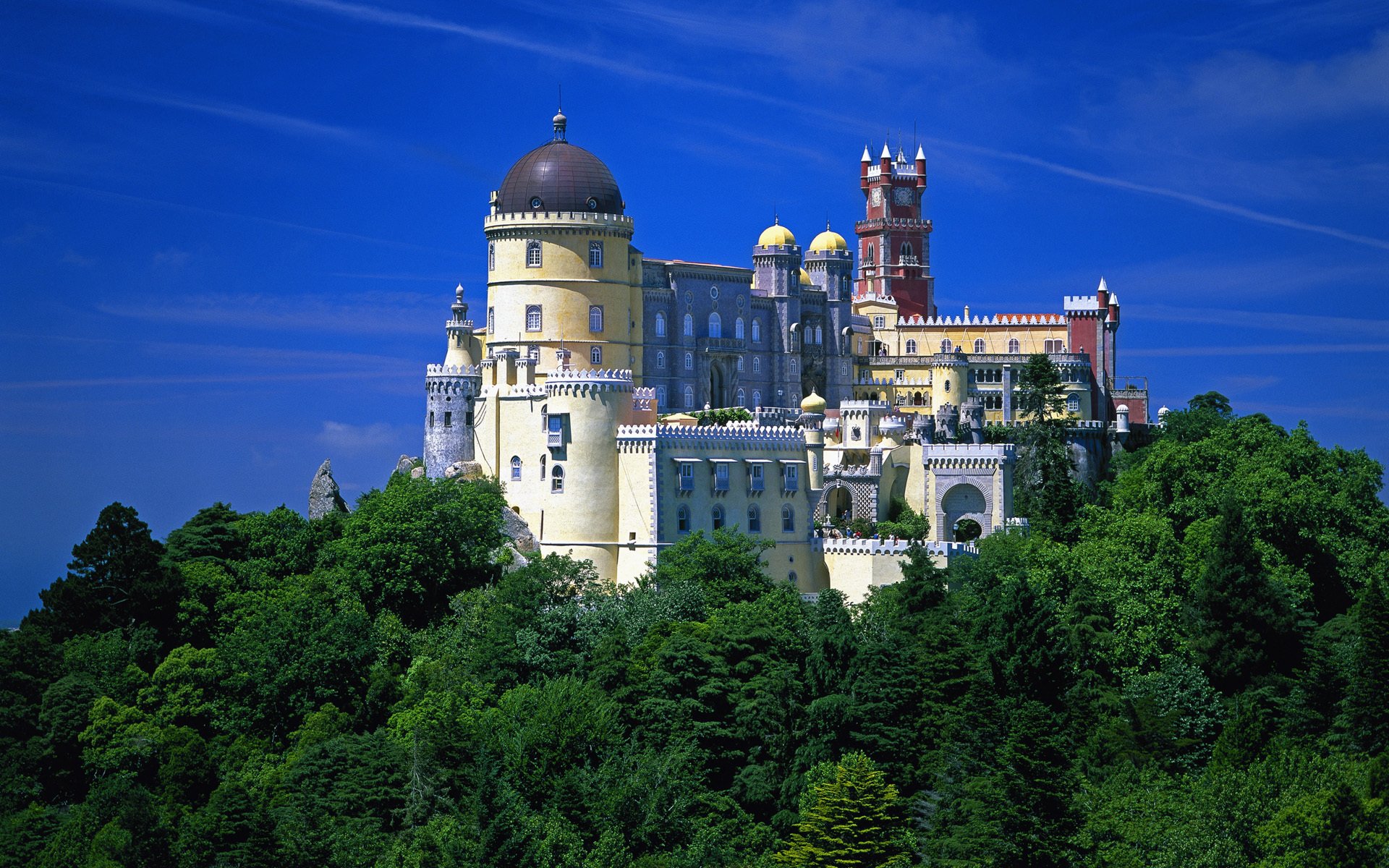 piękny pałac palacio da pena portugalia pena pałac narodowy zamek kopuły wieże natura drzewa niebo