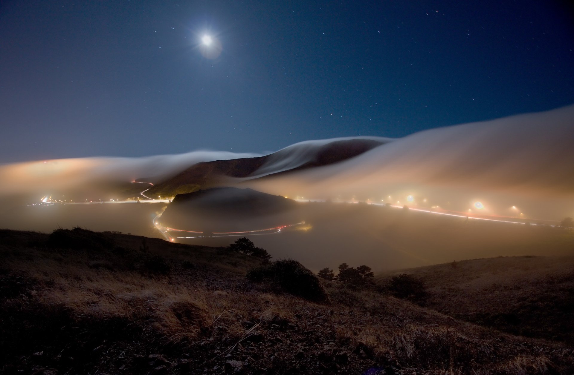 nature paysage banlieue nuit soir ciel étoiles lune collines route piste brouillard brume lumières lanternes