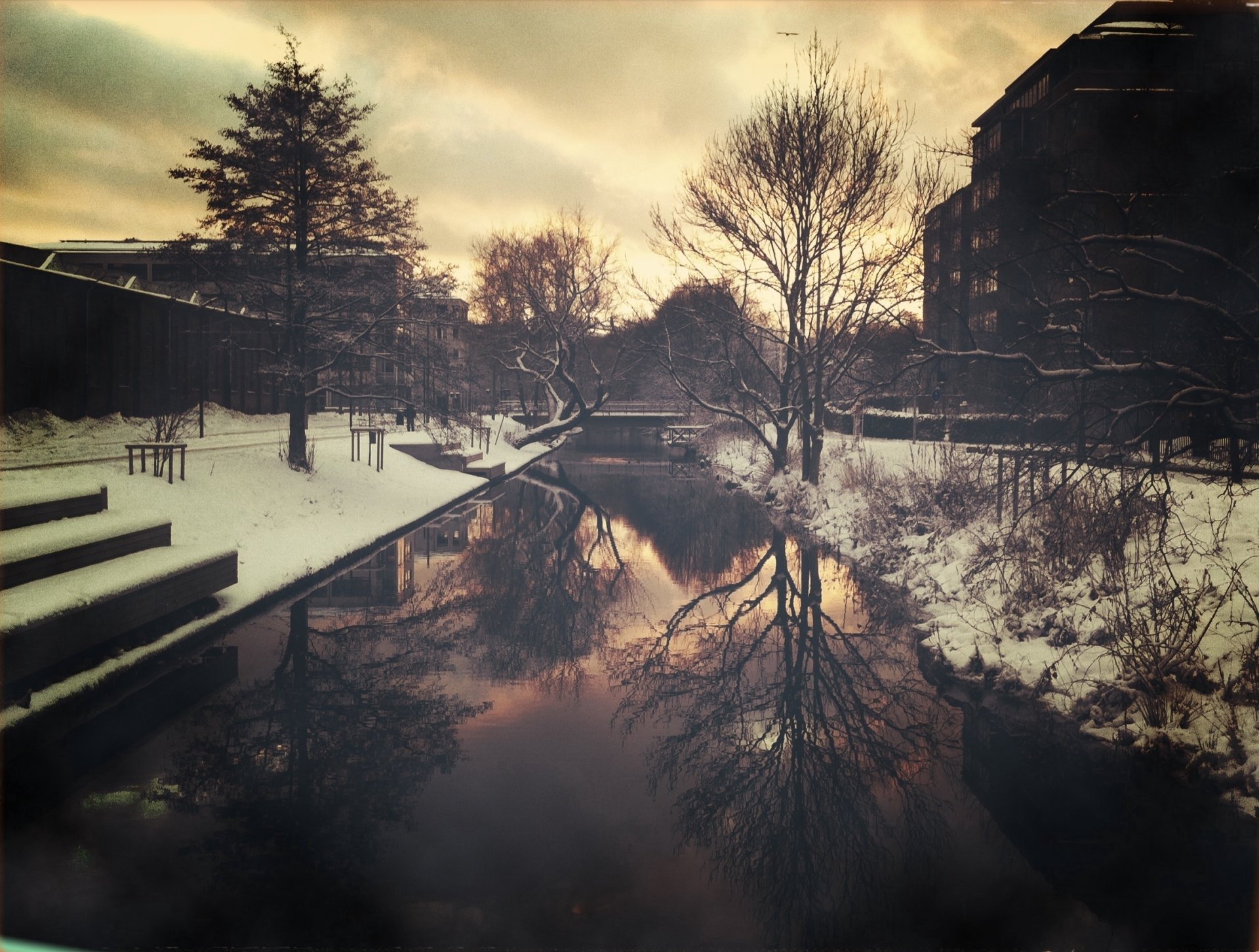 stadt schnee wasser brücke häuser bäume grau abend