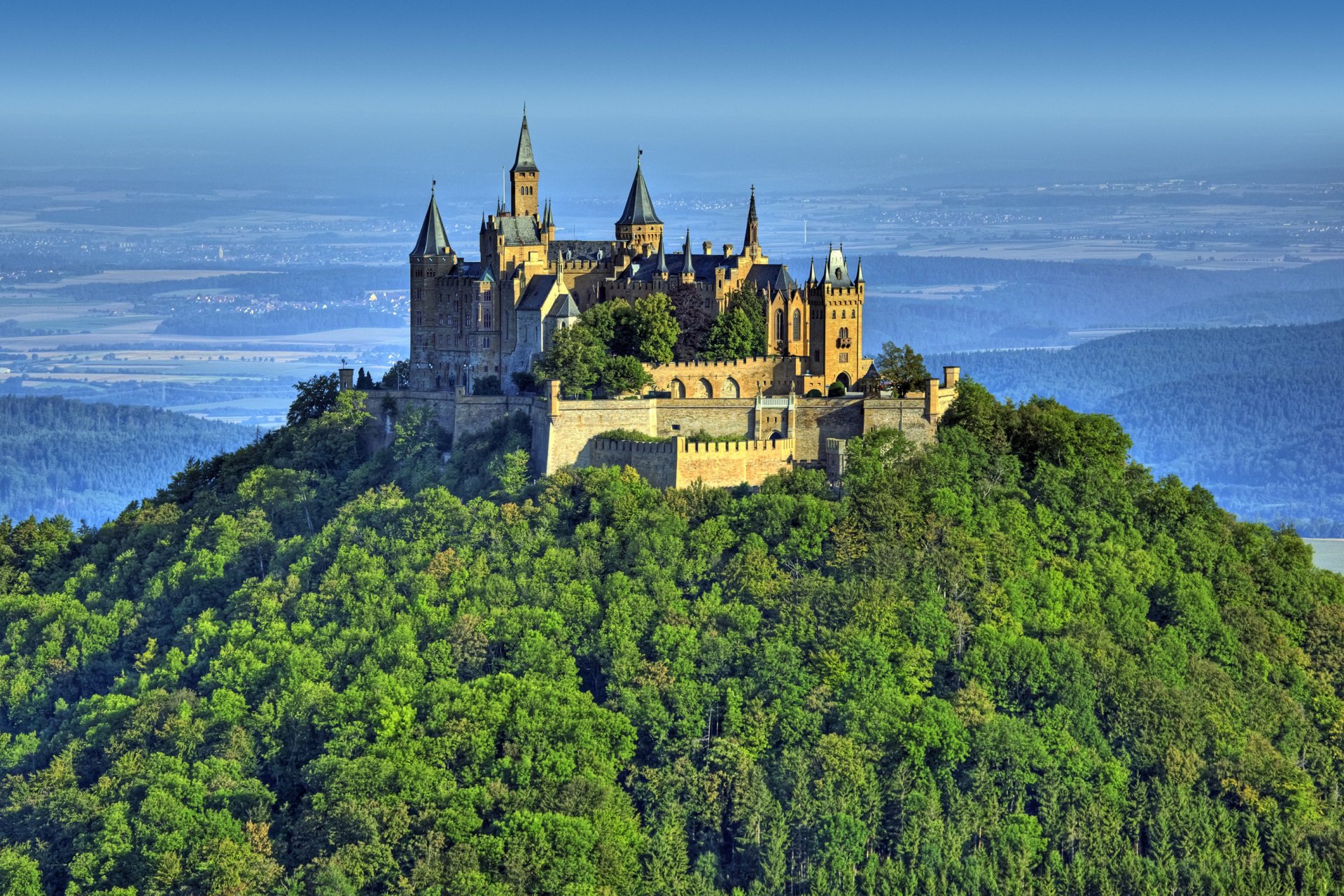 zamek hohenzollern burg niemcy twierdza góra las wysokość natura krajobraz