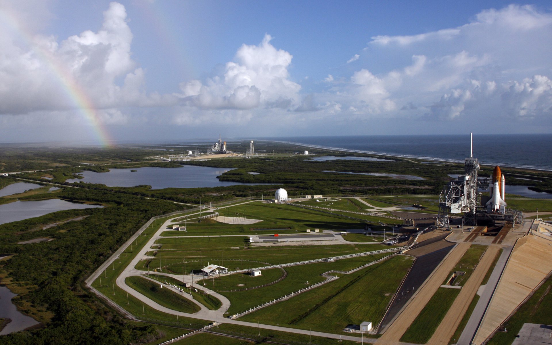 weltraumbahnhof installationen shuttles rakete träger straßen vorbereitung küste regenbogen horizont himmel wolken