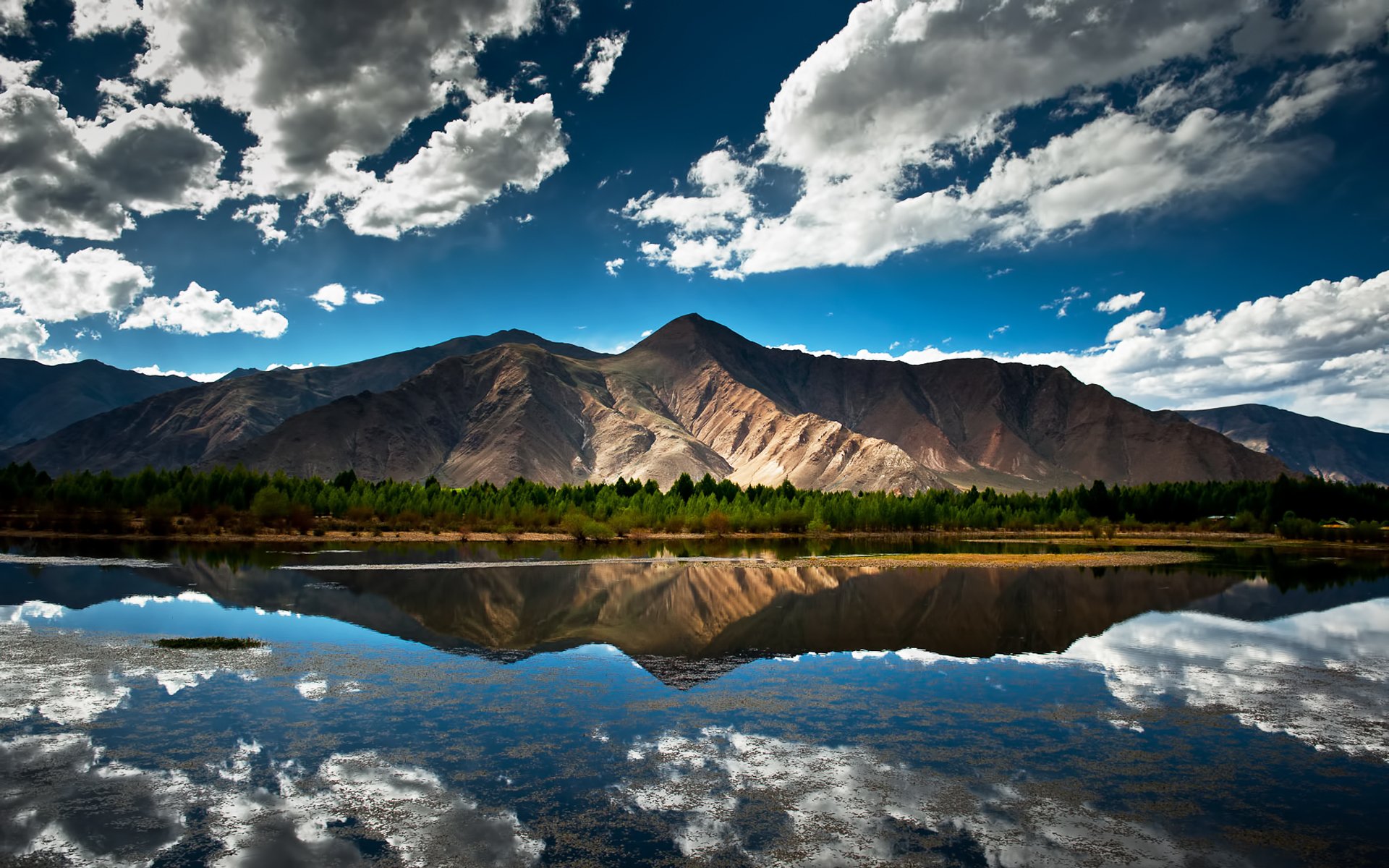 chine tibet montagnes lac réflexion nuages ciel chine