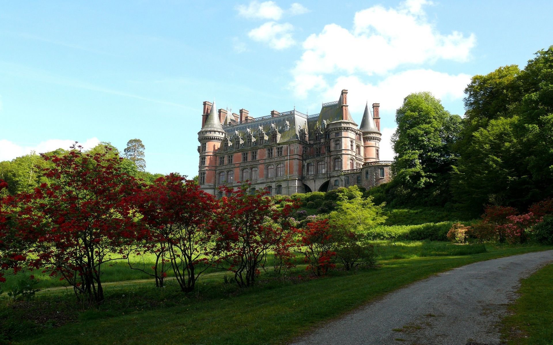 château parc buissons bien entretenu jour ensoleillé été ciel nuages