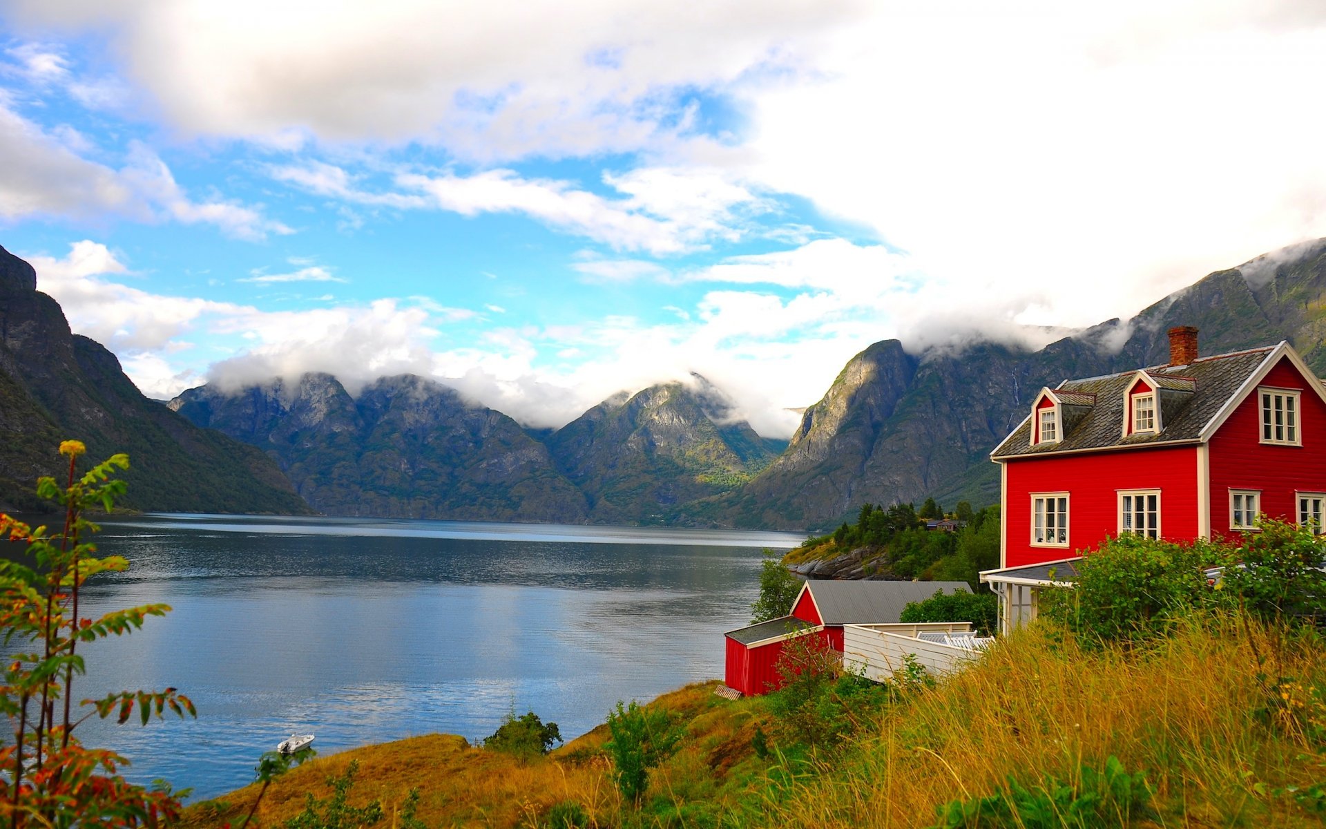 ciel nuages paysage nature montagnes lac maison bateau herbe