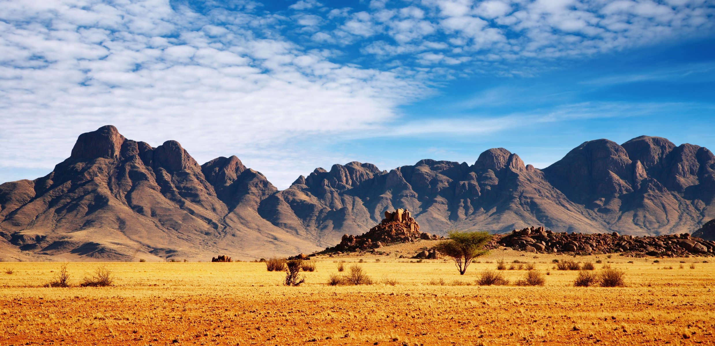 highlands bellissimo paesaggio savana arbusti montagne sabbia blu cielo nuvole paesaggio sfondi widescreen